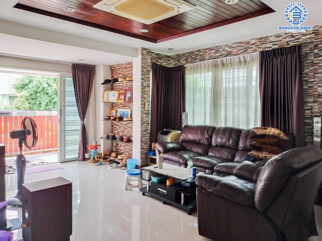 *****บ้านเดี่ยวมือสอง นนทบุรี หมู่บ้าน ชวนชมพาร์ค2 บางกรวย-ไทรน้อย หลังมุม เนื้อที่ 79.3 ตร.ว. ฟังก์ชัน 5 ห้องนอน 4 ห้องน้ำ ที่จอดรถ 2 คัน พื้นที่ใช้สอยกว้างขวาง ภายในตกแต่งสวยเหมือนใหม่ สิ่งอำนวยความสะดวกครบครัน เดินทางสะดวกทำเลติดถนนใหญ่  เชื่อมต่อถนนบางกรวย-ไทรน้อย, ถนนกาญจนาภิเษก, ถนนชัยพฤกษ์